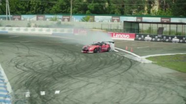 Araba sporu. Yarış. Ağır çekim. Kyiv. Ukrayna