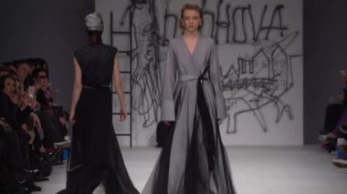 Moda gösterisinde podyumda manken kız.