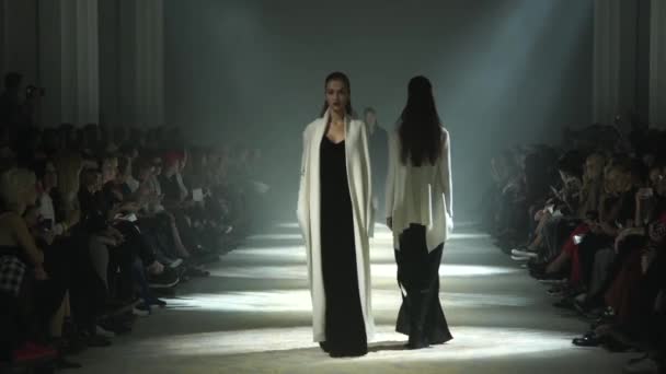 Meisje model op de catwalk bij fashion show — Stockvideo