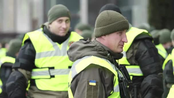 Een groep soldaten van de Nationale Garde van Oekraïne in de straten van Kiev — Stockvideo