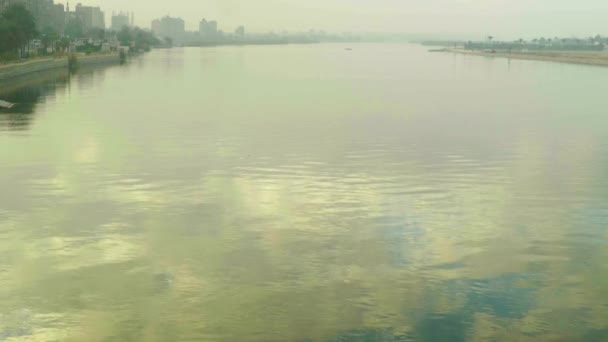 Rzeka Nilu o świcie. W Kairze. Stany Zjednoczone. — Wideo stockowe