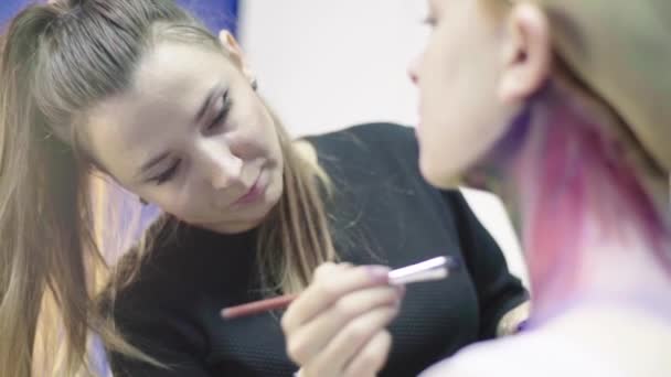 Der Prozess der Make-up Mädchen Modell. Zeitlupe. Komischer Betrug. Cosplay — Stockvideo