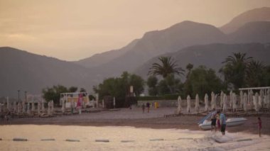 Sveti Stefan, Karadağ - 5 Temmuz 2016. Sveti Stefan 'ın sakinleri. Karadağ. İyi akşamlar.