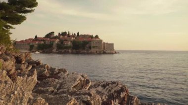 Sveti Stefan deniz kenarında bir turistik kasabadır. Karadağ. İyi akşamlar.