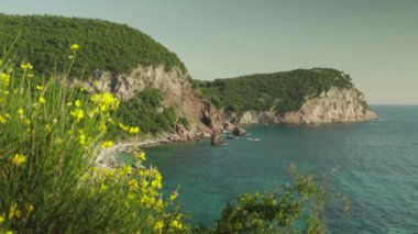 Dağlar ve deniz. Kıyı manzarası. Karadağ. Gün