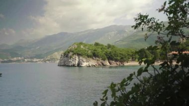 Dağlar ve deniz. Kıyı manzarası. Karadağ. Gün