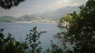 Dağlar ve deniz. Kıyı manzarası. Karadağ. Gün