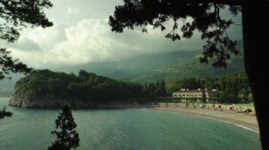 Dağlar ve deniz. Kıyı manzarası. Karadağ. Gün