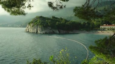 Dağlar ve deniz. Kıyı manzarası. Karadağ. Gün