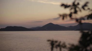 Akşamları deniz manzarası. Dağlar ve deniz. Karadağ