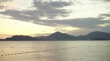 Akşamları deniz manzarası. Dağlar ve deniz. Karadağ