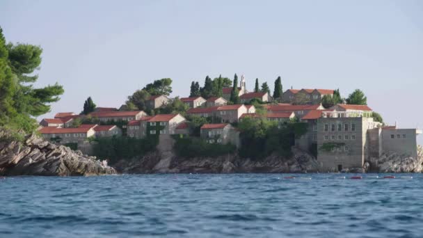 Sveti Stefan is een toeristische stad aan zee. Montenegro. Dag — Stockvideo