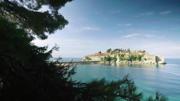 Sveti Stefan deniz kenarında bir turistik kasabadır. Karadağ. Gün — Stok video