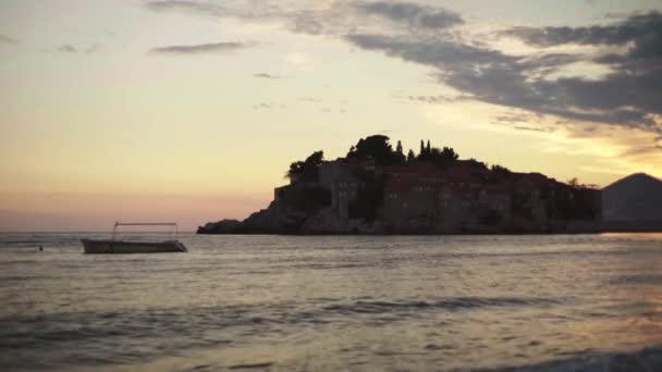 Sveti Stefan deniz kenarında bir turistik kasabadır. Karadağ. İyi akşamlar. — Stok video