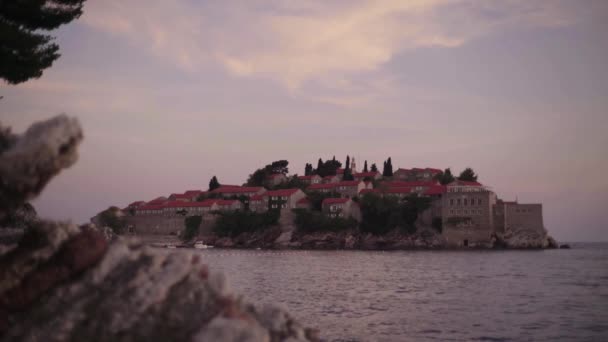 Το Σβέτι Στεφάν είναι μια τουριστική πόλη δίπλα στη θάλασσα. Μαυροβούνιο. Καλησπέρα. — Αρχείο Βίντεο
