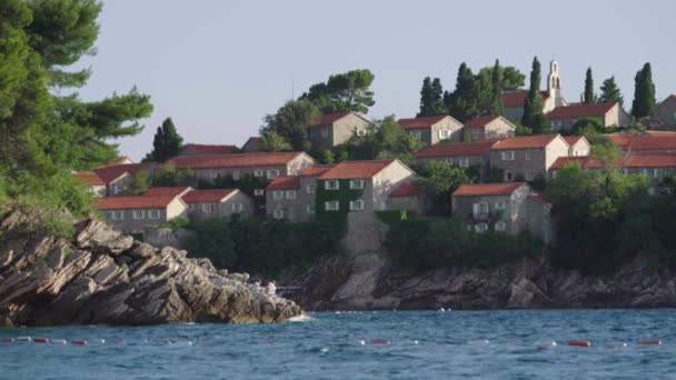Светі Стефан - туристичне місто на березі моря. Чорногорія. День — стокове відео