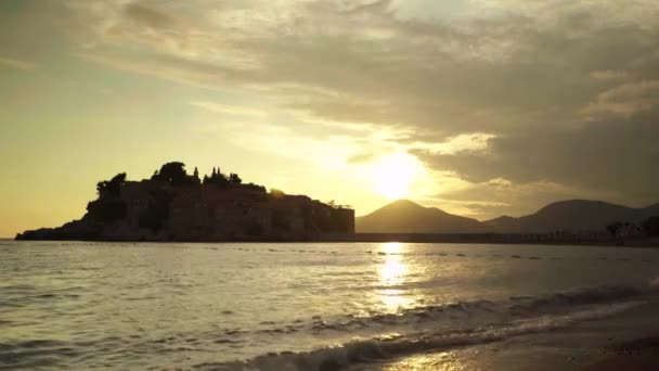 Sveti Stefan es una ciudad turística junto al mar. Montenegro. Buenas noches. — Vídeo de stock