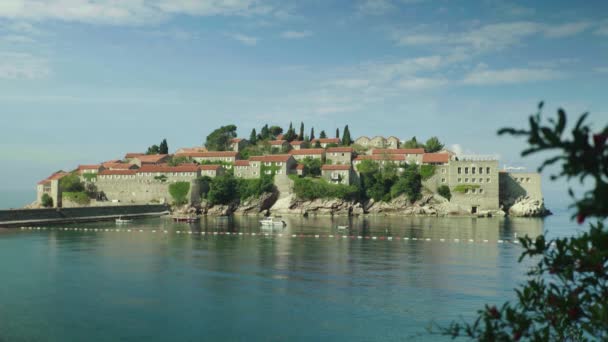 Sveti Stefan är en turiststad vid havet. Montenegro. Dag — Stockvideo