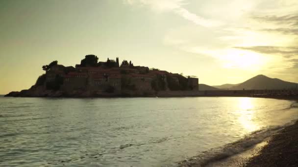 Sveti Stefan deniz kenarında bir turistik kasabadır. Karadağ. İyi akşamlar. — Stok video