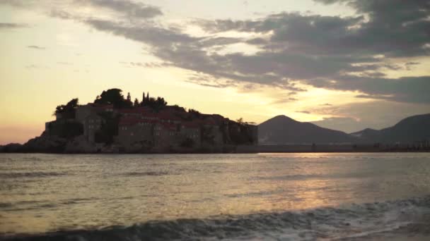 Sveti Stefan är en turiststad vid havet. Montenegro. Kvällstid — Stockvideo