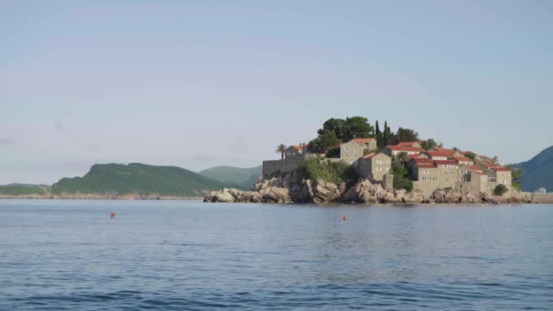Sveti Stefan es una ciudad turística junto al mar. Montenegro. Día. — Vídeo de stock