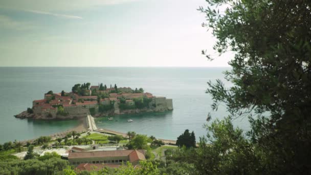 Sveti stefan ist eine Touristenstadt am Meer. Montenegro. Tag — Stockvideo