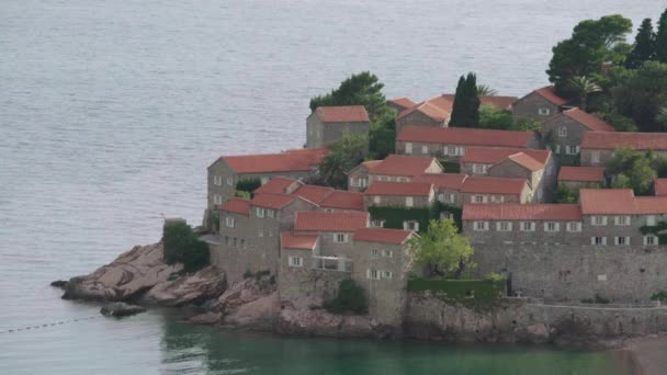 Hus med röda kaklade tak. Arkitektur Sveti Stefan. Montenegro. — Stockvideo