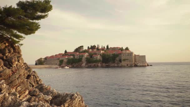 Sveti Stefan is a tourist town by the sea. Montenegro. Evening — ストック動画