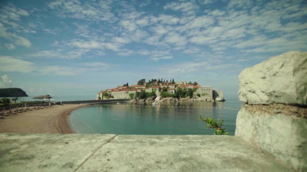 Sveti Stefan je turistické město u moře. Černá Hora. Den — Stock video