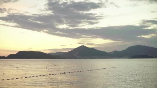 Zeegezicht in de avond bij zonsondergang. Bergen en de zee. Montenegro — Stockvideo
