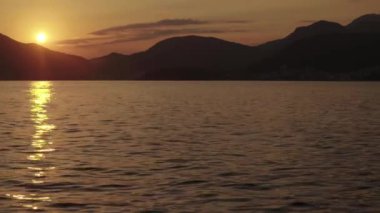 Akşamları deniz manzarası. Dağlar ve deniz. Karadağ