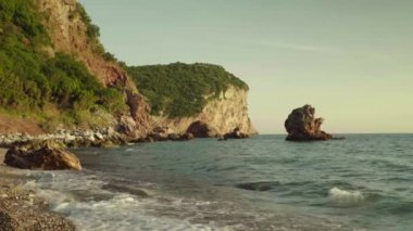Dağlar ve deniz. Kıyı manzarası. Karadağ. Gün