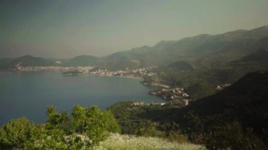 Dağlar ve deniz. Kıyı manzarası. Karadağ. Gün