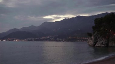 Akşamları deniz manzarası. Dağlar ve deniz. Karadağ
