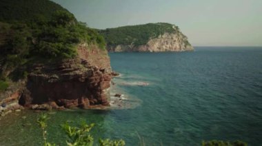 Dağlar ve deniz. Kıyı manzarası. Karadağ. Gün