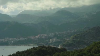 Dağlar ve deniz. Kıyı manzarası. Karadağ. Gün