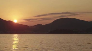 Akşamları deniz manzarası. Dağlar ve deniz. Karadağ. Sveti Stefan. Zaman aşımı
