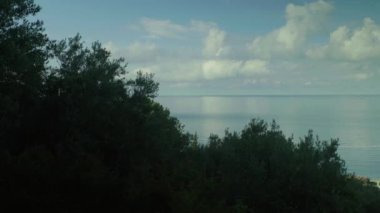 Sveti Stefan deniz kenarında bir turistik kasabadır. Karadağ. Gün