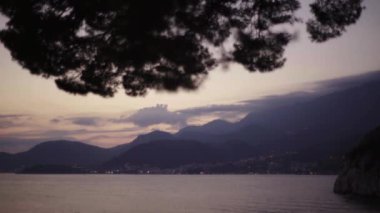 Akşamları deniz manzarası. Dağlar ve deniz. Karadağ