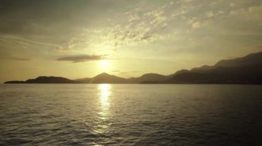 Akşamları deniz manzarası. Dağlar ve deniz. Karadağ