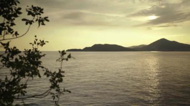 Akşamları deniz manzarası. Dağlar ve deniz. Karadağ