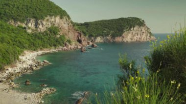 Dağlar ve deniz. Kıyı manzarası. Karadağ. Gün