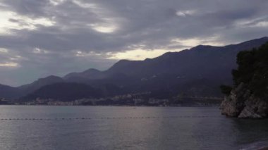 Akşamları deniz manzarası. Dağlar ve deniz. Karadağ