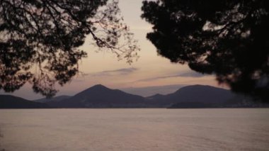 Akşamları deniz manzarası. Dağlar ve deniz. Karadağ