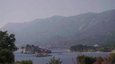 Sveti Stefan deniz kenarında bir turistik kasabadır. Karadağ. Gün