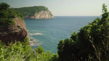 Dağlar ve deniz. Kıyı manzarası. Karadağ. Gün