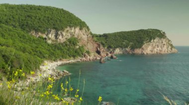 Dağlar ve deniz. Kıyı manzarası. Karadağ. Gün