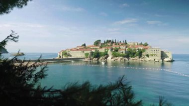 Sveti Stefan deniz kenarında bir turistik kasabadır. Karadağ. Gün