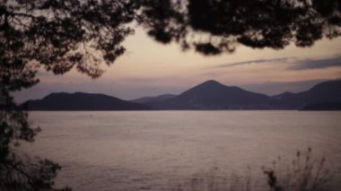 Akşamları deniz manzarası. Dağlar ve deniz. Karadağ