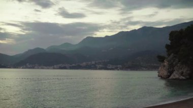Dağlar ve deniz. Kıyı manzarası. Karadağ. Gün